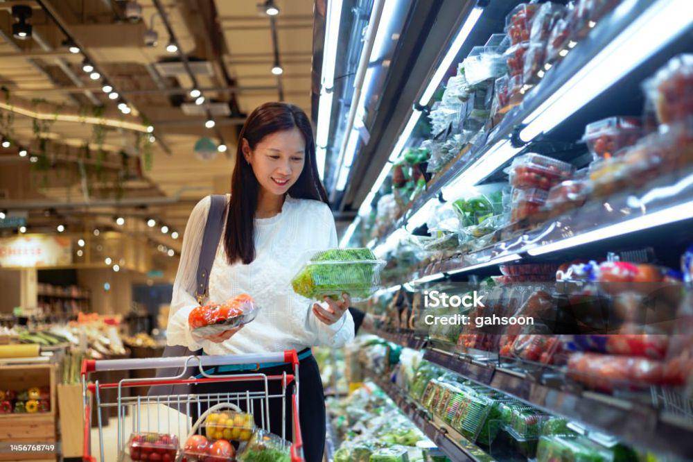 Ilustrasi berbelanja sayuran dan buah-buahan di supermarket (pixabay.com)