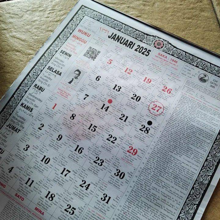 Penampakan kalender Bali 2025. (Lazada.com/Toko Dupa Saraswati Semarang)