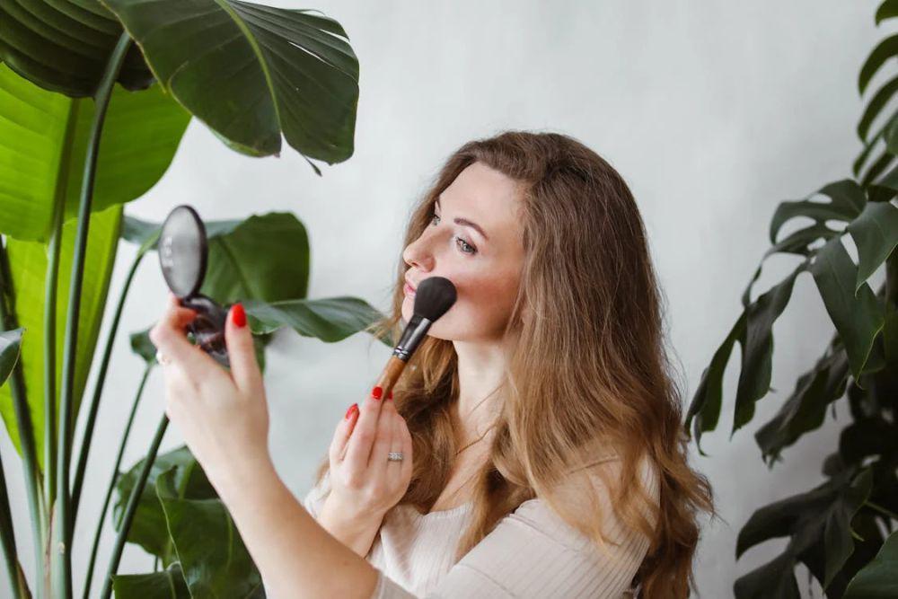 Kenapa Powder Blush Bisa Bikin Makeup Kelihatan Tua?