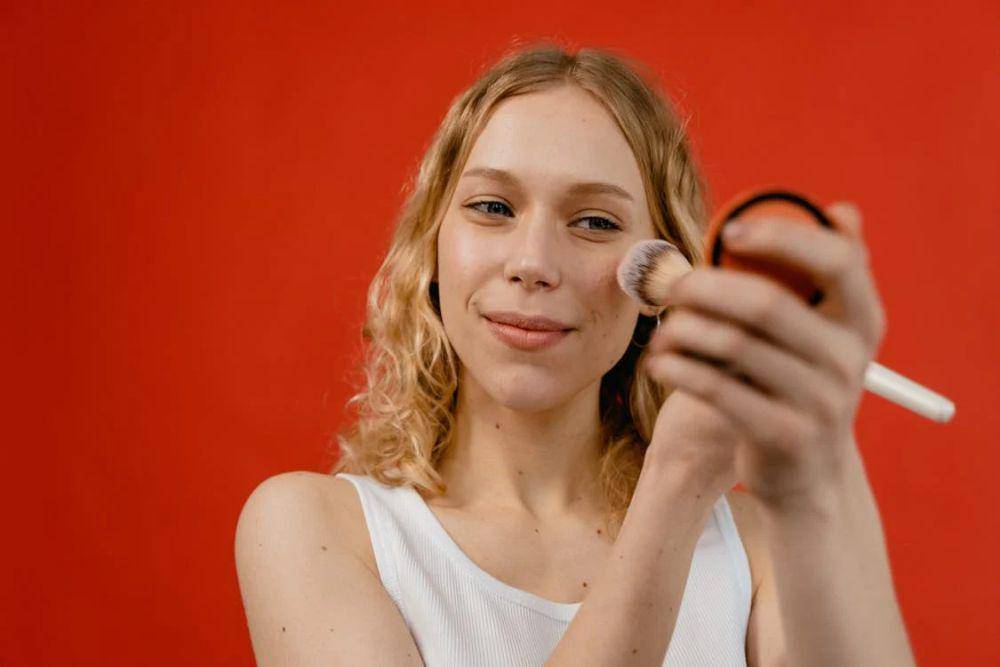ilustrasi memakai blush on (pexels.com/MART PRODUCTION)