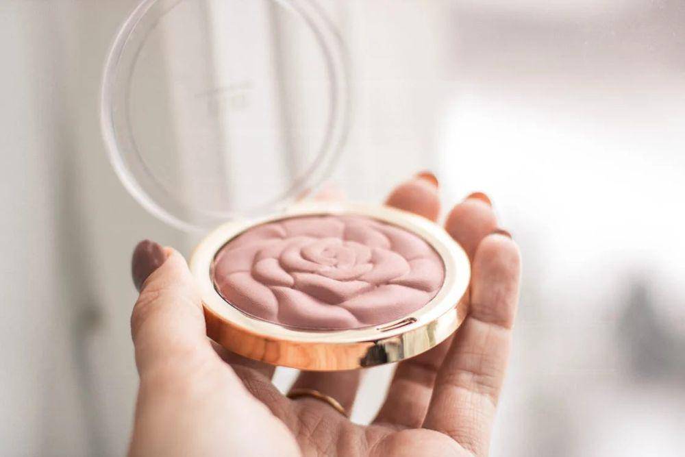 ilustrasi powder blush (pexels.com/Kristina Paukshtite)