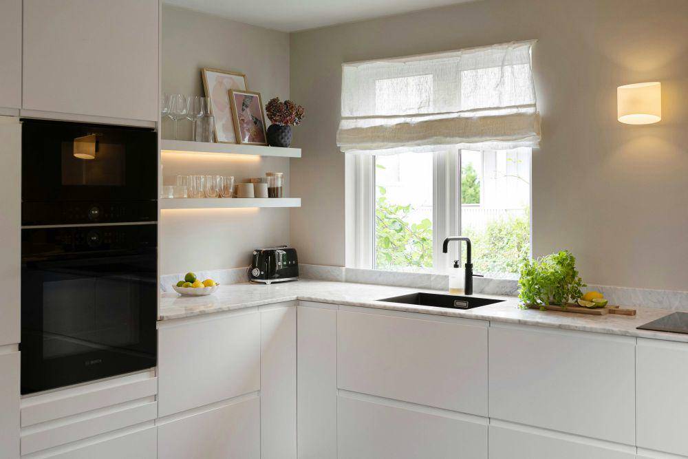 inspirasi tampilan kitchen countertops yang rapi dan estetik (unsplash.com/Lisa Anna)