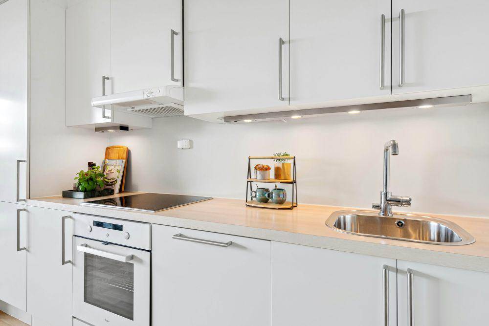 inspirasi tampilan kitchen countertops yang rapi dan estetik (unsplash.com/Lisa Anna)