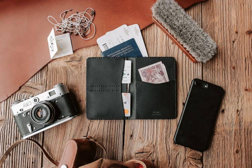 ilustrasi barang-barang penting untuk liburan ke luar negeri (pexels.com/Vlada Karpovich)