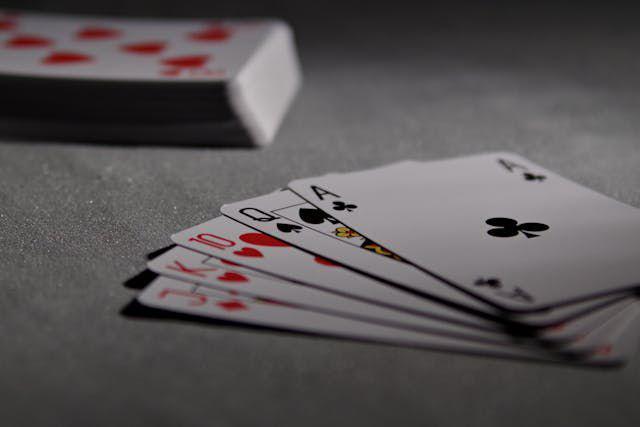 5 Manfaat Bermain Kartu Poker untuk Otak