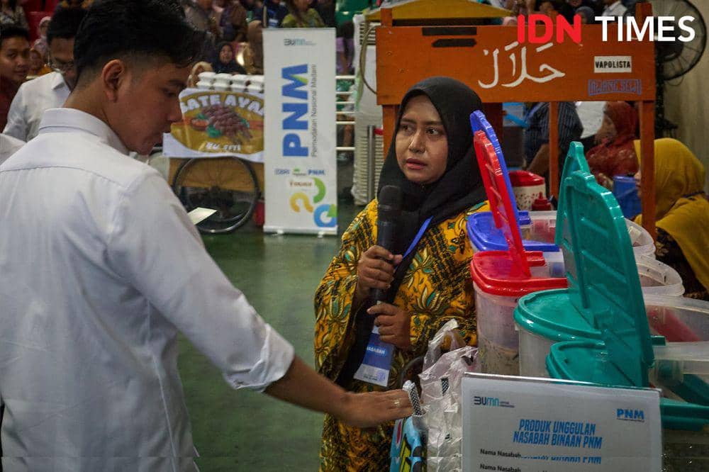 Wakil Presiden RI, Gibran Rakabuming Raka saat berdialog dengan pelaku UMKM saat acara Silaturahmi dengan Peserta dan Pendamping Program Mekaar binaan PT Permodalan Nasional Madani (PNM) di Semarang, Jumat (22/11/2024). (IDN Times/Dhana Kencana)