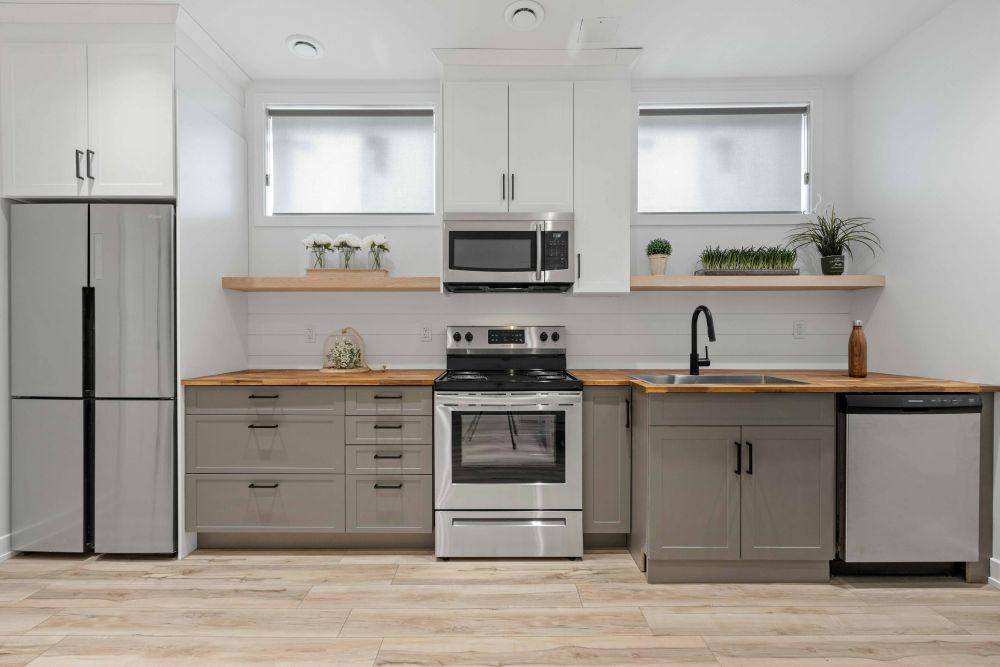 inspirasi tampilan kitchen countertops rapi dan estetik (unsplash.com/ Point3D Commercial Imaging Ltd.)
