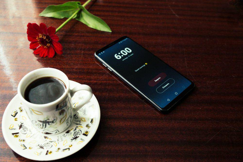 ilustrasi alarm pada ponsel (unsplash.com/Roman Synkevych)