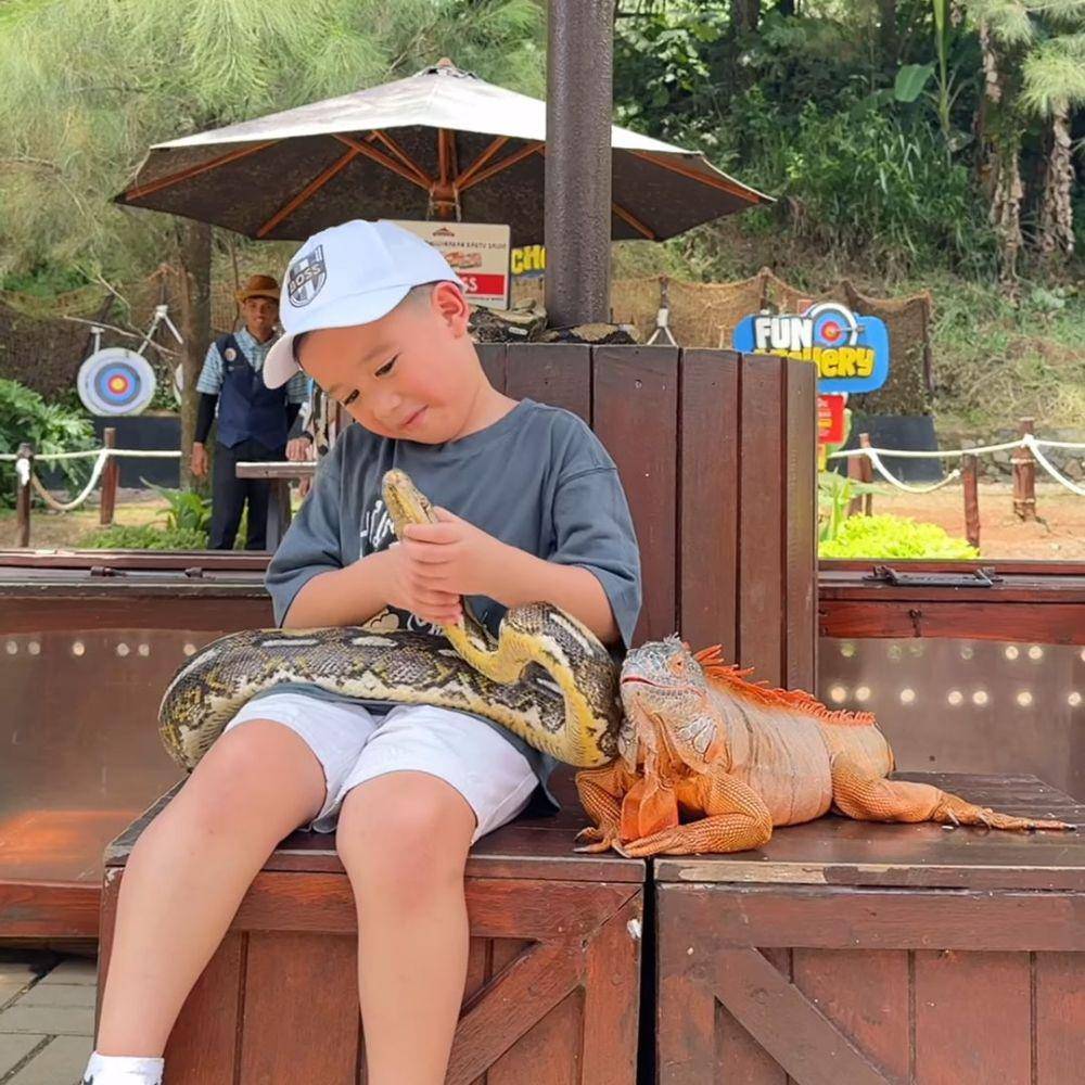 Athar, anak Citra Kirana, main Ular (instagram.com/citraciki)