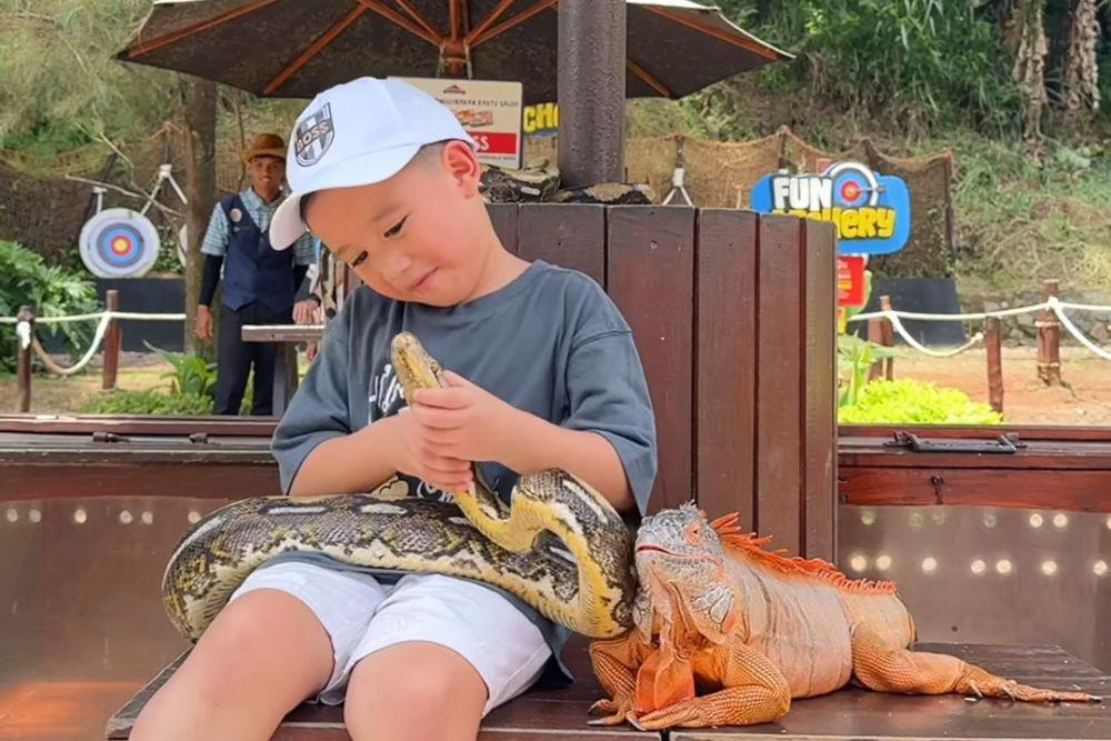 7 Potret Anak  Citra Kirana Main Ular, Berani Banget!