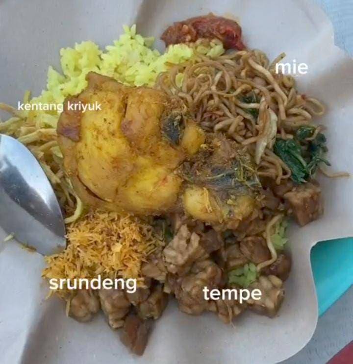 Nasi Kuning DPR (instagram.com/foodiesjember)