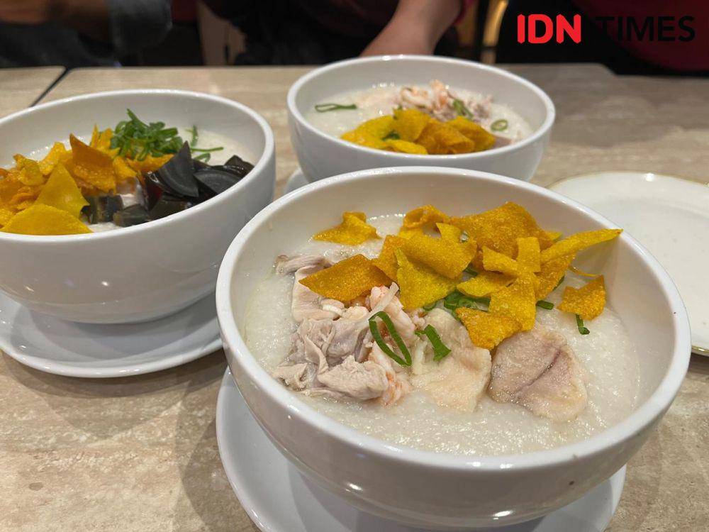 Bubur tiga rasa salah satu menu favorit di Ta Wan Restaurant. (IDN Times/Anggun Puspitoningrum)