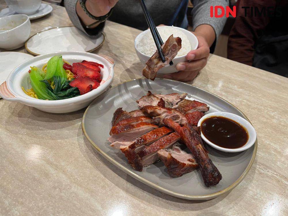 Bebek panggang merupakan salah satu menu favorit Ta Wan Restaurant di Queen City Mal Semarang. (IDN Times/Anggun Puspitoningrum)