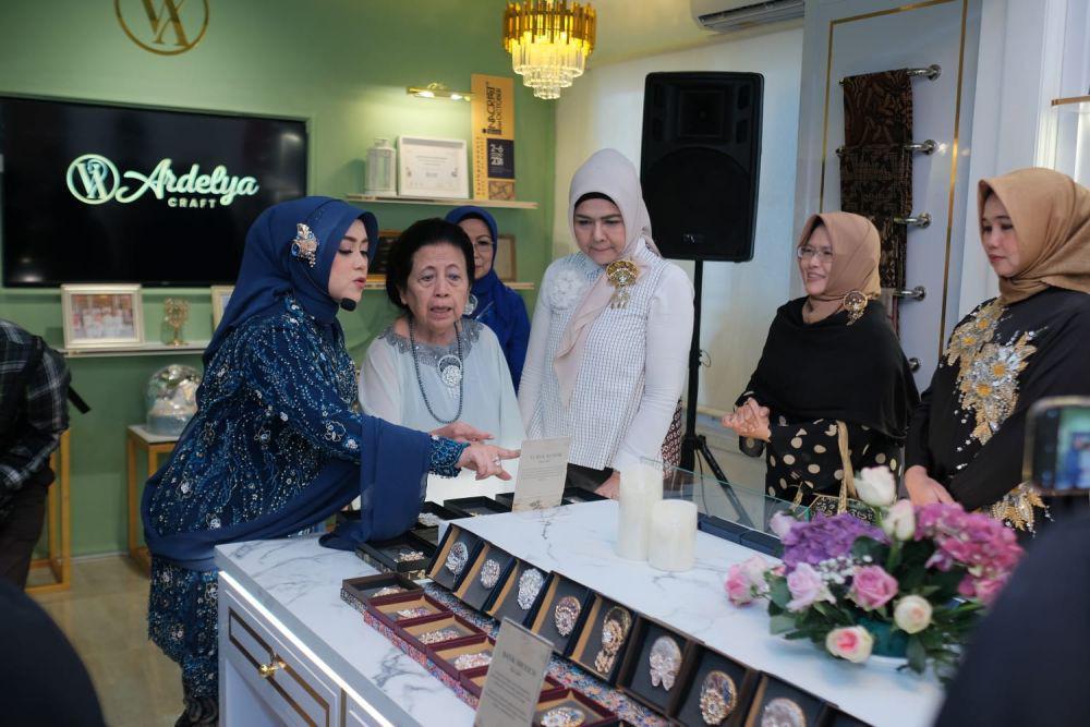 Dedikasi 15 Tahun, Ardelya Craft Buka Butik Pertama di Bandung