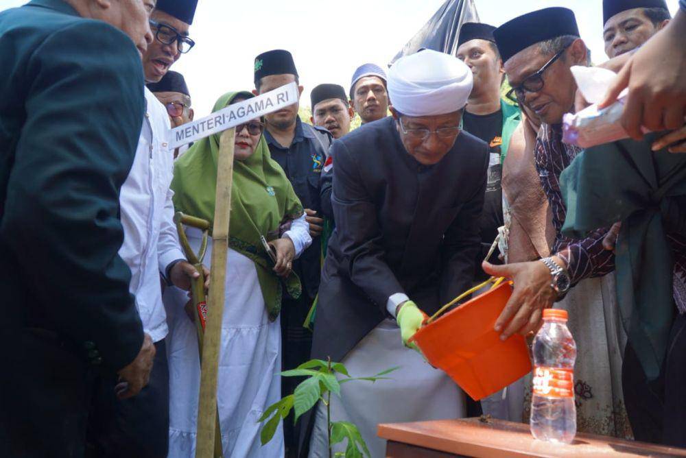 Menag Nasaruddin Umar, melakukan peninjauan langsung terhadap pelaksanaan simulasi program makan bergizi gratis di Pondok Pesantren Nahdlatul Ummat, yang terletak di Polewali Mandar, Sulawesi Barat (dok. Kemenag)