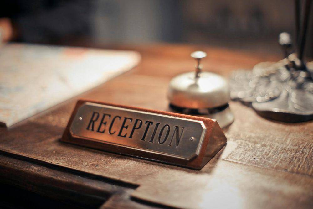 Ilustrasi meja resepsionis hotel (pexels.com/Andrea Piacquadio)