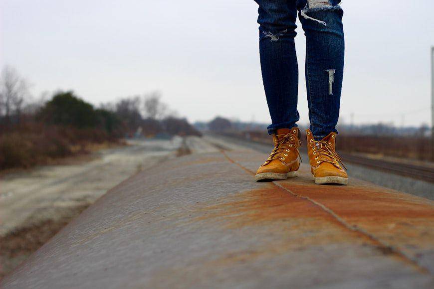 ilustrasi ripped jeans (unsplash.com/Alex Hiller)
