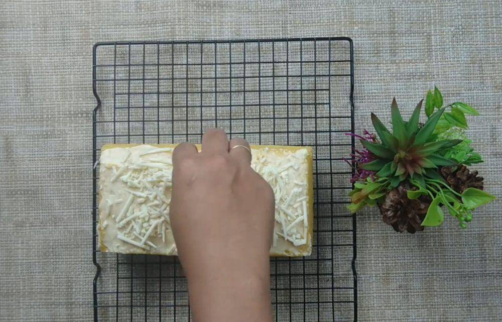 ilustrasi memberi topping pada brownies keju (YouTube.com/Tes Rasa Yuk)