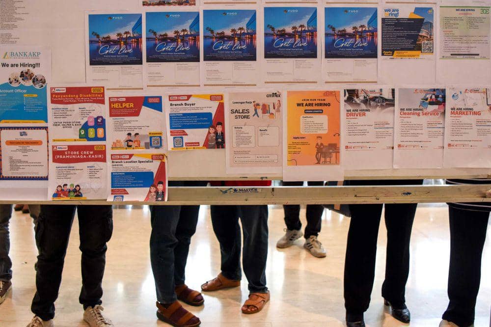 Sejumlah pencari kerja melihat lowongan kerja yang tertempel di papan pengumuman saat berlangsungnya bursa kerja di Samarinda, Kalimantan Timur, Jumat (23/11/2024). ANTARA FOTO/M Risyal Hidayat/Spt.
