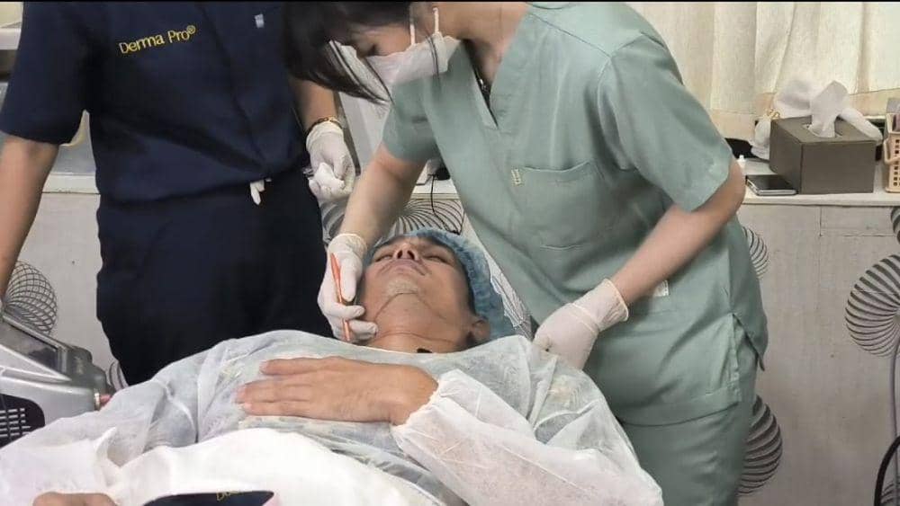 Mischa dan Marcel Chandrawinata saat melakukan perawatan di klinik Dermapro, Tanjung Duren. (Dok. Dermapro)