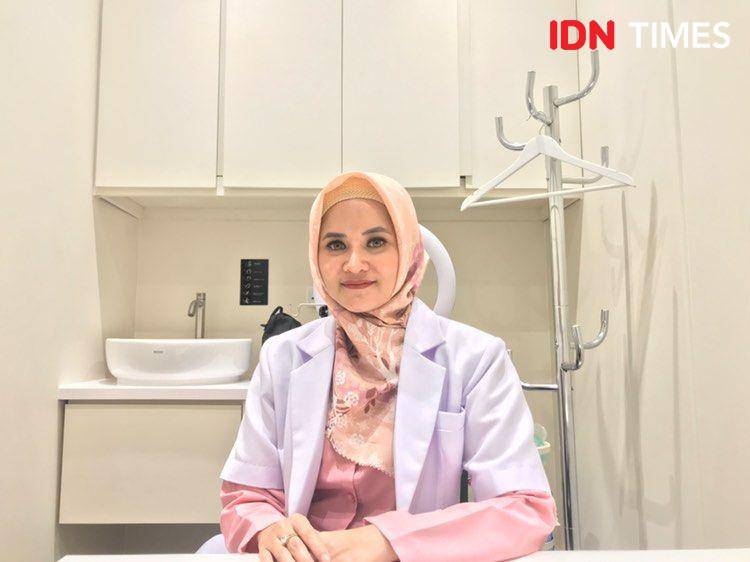 Potret dr. Rosita, praktisi di klinik Sempvrna. 30 November 2024. (IDN Times/Hani Safanja)