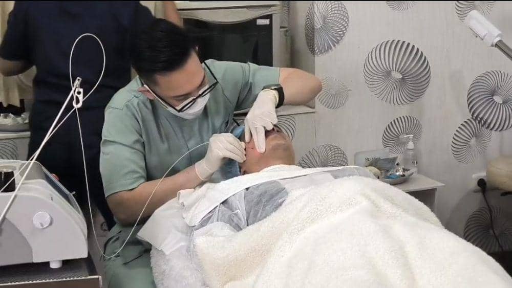 Mischa dan Marcel Chandrawinata saat melakukan perawatan di klinik Dermapro, Tanjung Duren. (Dok. Dermapro)