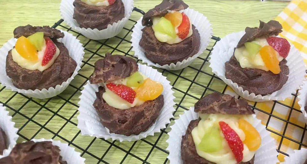ilustrasi kue sus cokelat buah (YouTube.com/RESEP HERNIS)