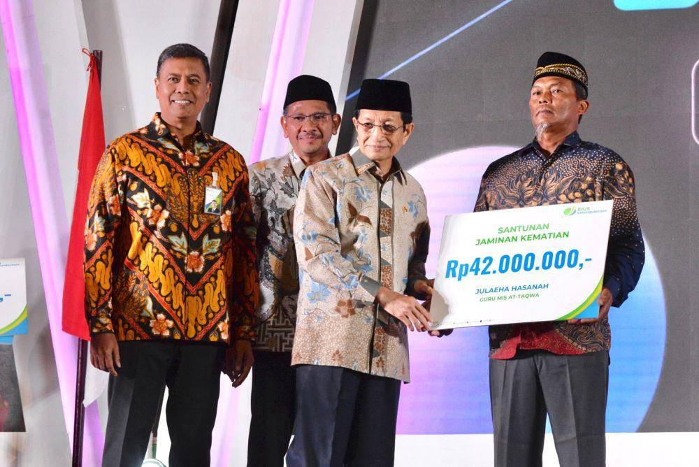 Peringatan Hari Guru Nasional tahun ini menjadi kian spesial bagi lebih dari 165 ribu Guru Tenaga Kependidikan (GTK).  Para pahlawan tanpa tanda jasa tersebut kini mampu mengabdi tanpa rasa cemas, karena mendapatkan perlindungan jaminan sosial ketenagakerjaan dari negara. (Dok. BPJAMSOSTEK)