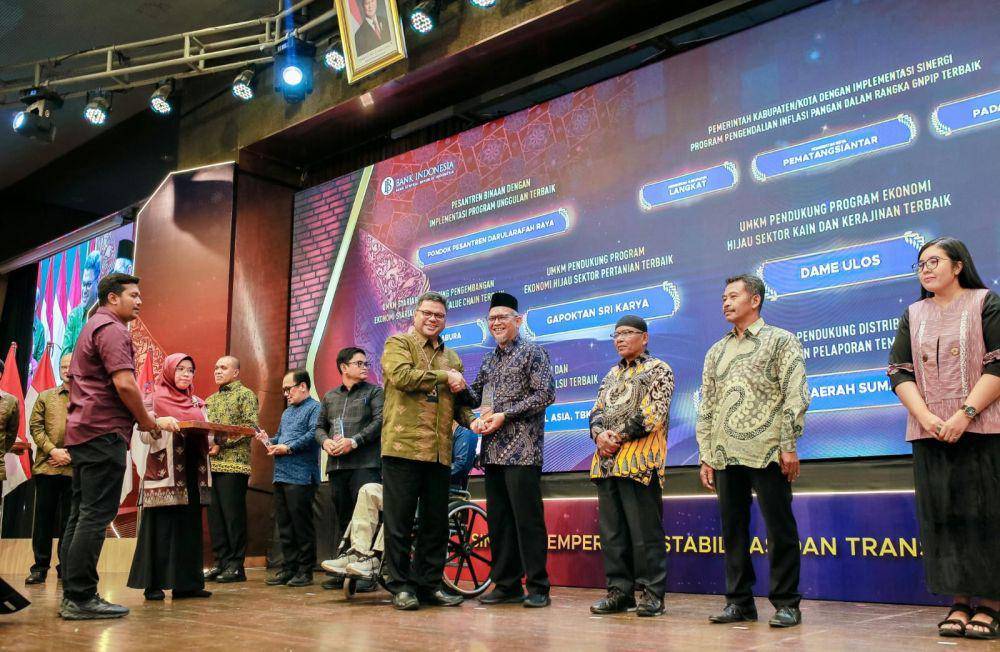 Pimpinan Ponpes Darularafah Raya Harun Lubis menerima penghargaan dari BI Sumut untuk program pertanian (dok.istimewa)