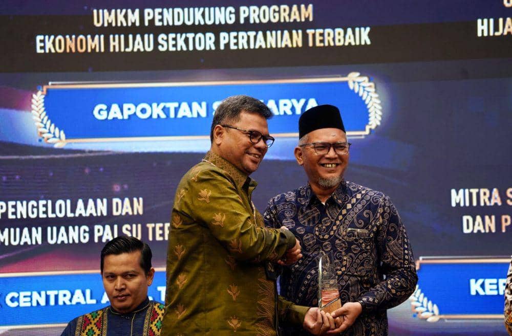 Pimpinan Ponpes Darularafah Raya Harun Lubis menerima penghargaan dari BI Sumut untuk program pertanian (dok.istimewa)