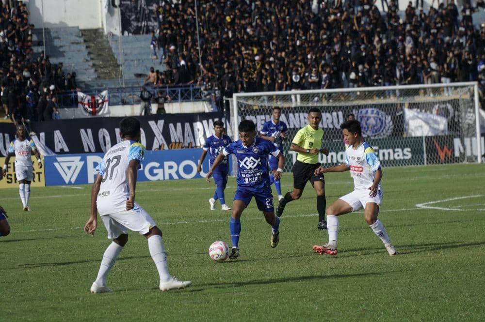 pemain PSPS saat mencoba menembus pertahanan Persikota (IDN Times/ Fanny Rizano)