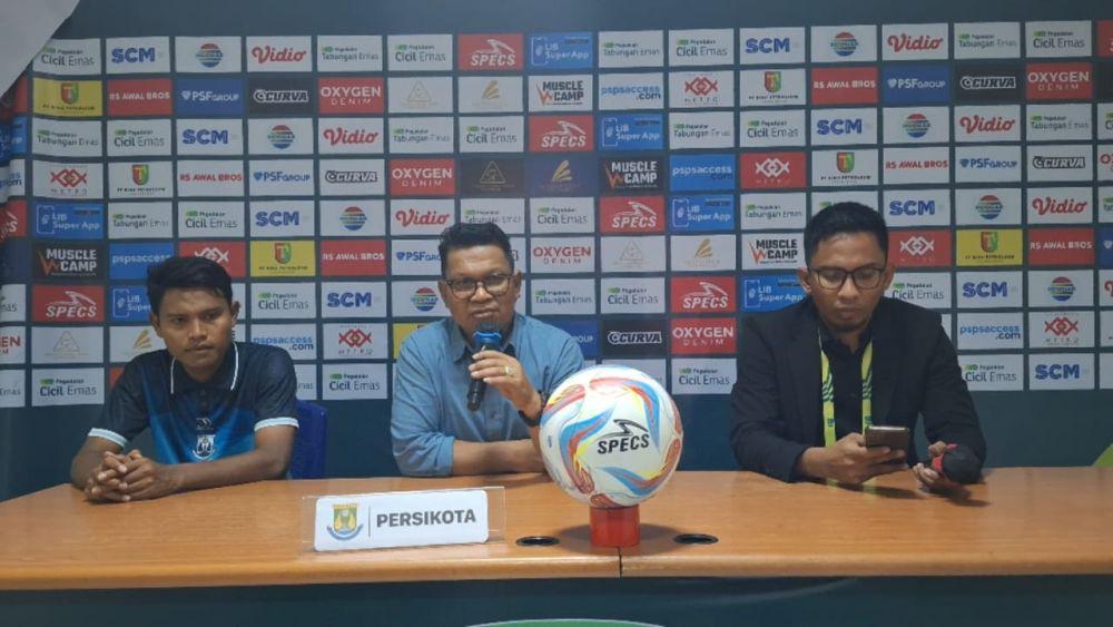 Pelatih Persikota Delfiadri saat memberikan keterangan pers usai melawan PSPS (IDN Times/ Fanny Rizano)