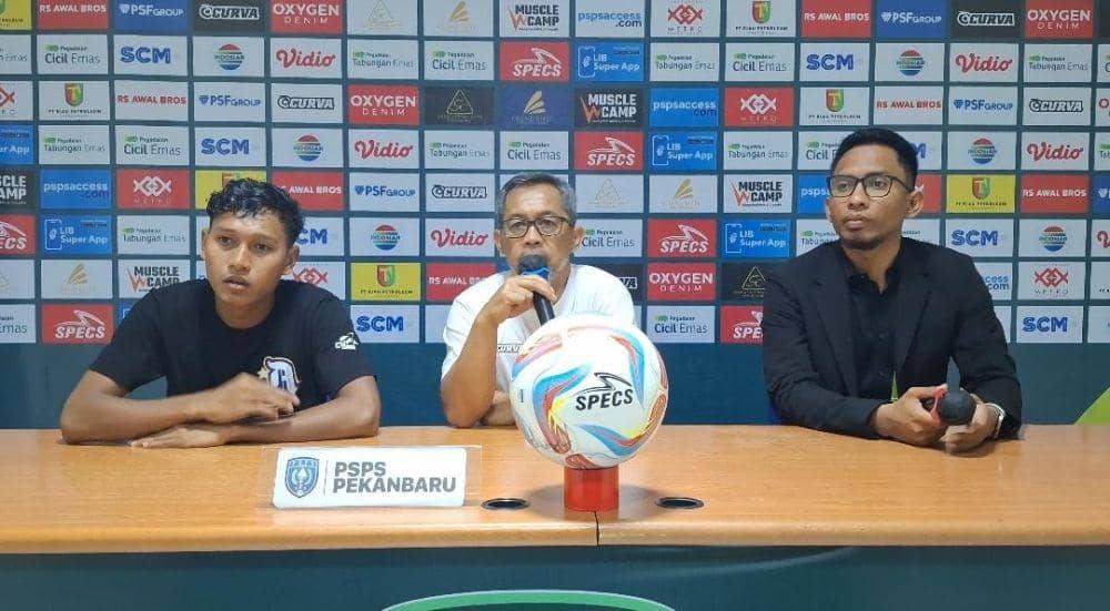 Pelatih PSPS Aji Santoso saat memberikan keterangan pers usai melawan Persikota (IDN Times/ Fanny Rizano)
