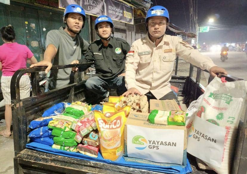 Tim Relawan Yayasan GPS mendistribusikan bantuan logistik (Dok. Istimewa)