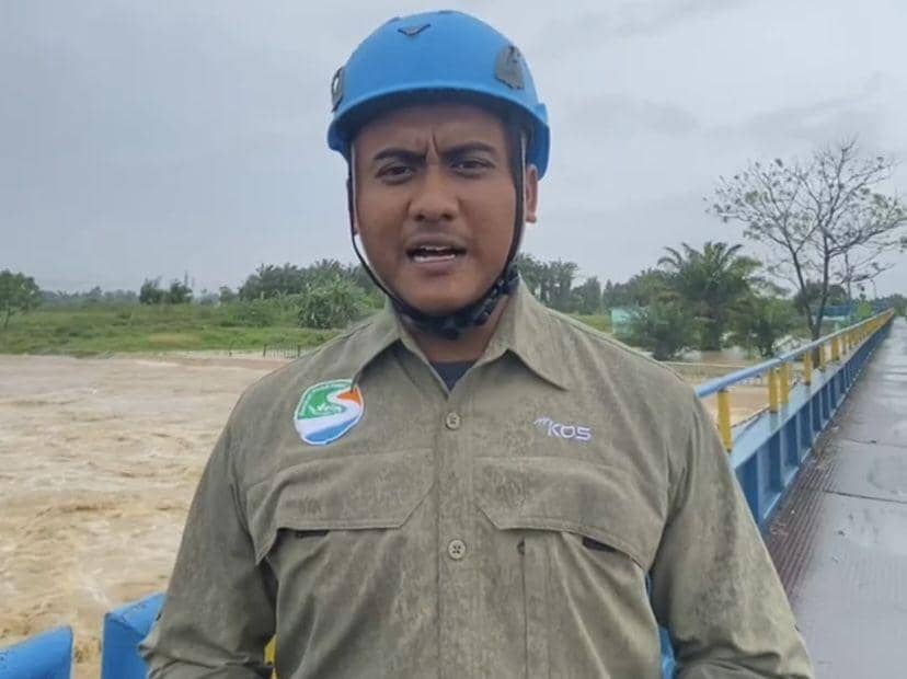 Tim Relawan Yayasan GPS sedang melakukan Monitoring dan Update Tinggi Muka Air Sungai (Dok. Istimewa)