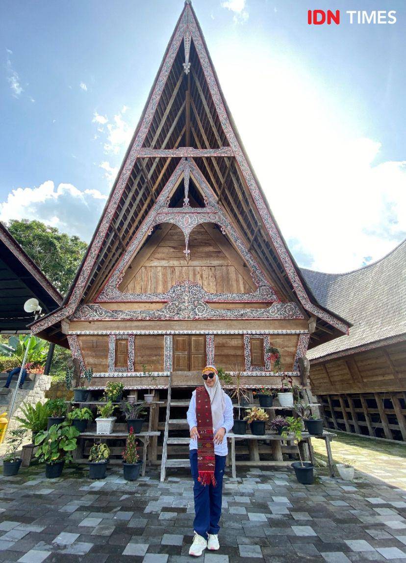 Wisatawan lokal yang sedang menikmati libur di Huta Siallagan (IDN Times/Indah Permata Sari)