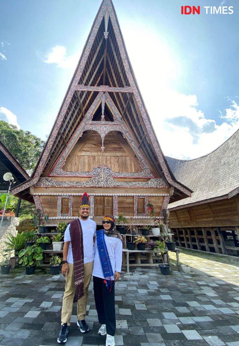 Wisatawan lokal yang sedang menikmati libur di Huta Siallagan (IDN Times/Indah Permata Sari)