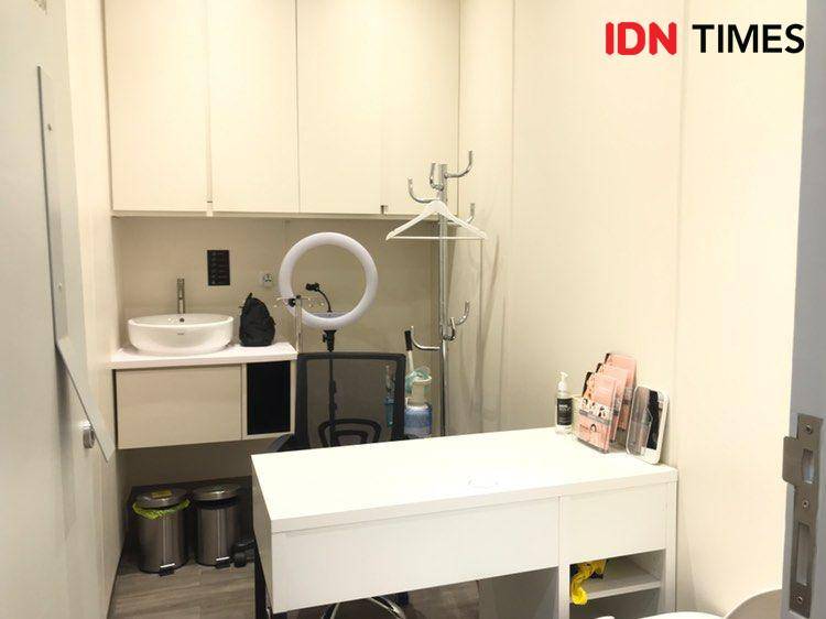 Potret klinik Sempvrna di Cityplaza Jatinegara. 30 November 2024. (IDN Times/Hani Safanja)