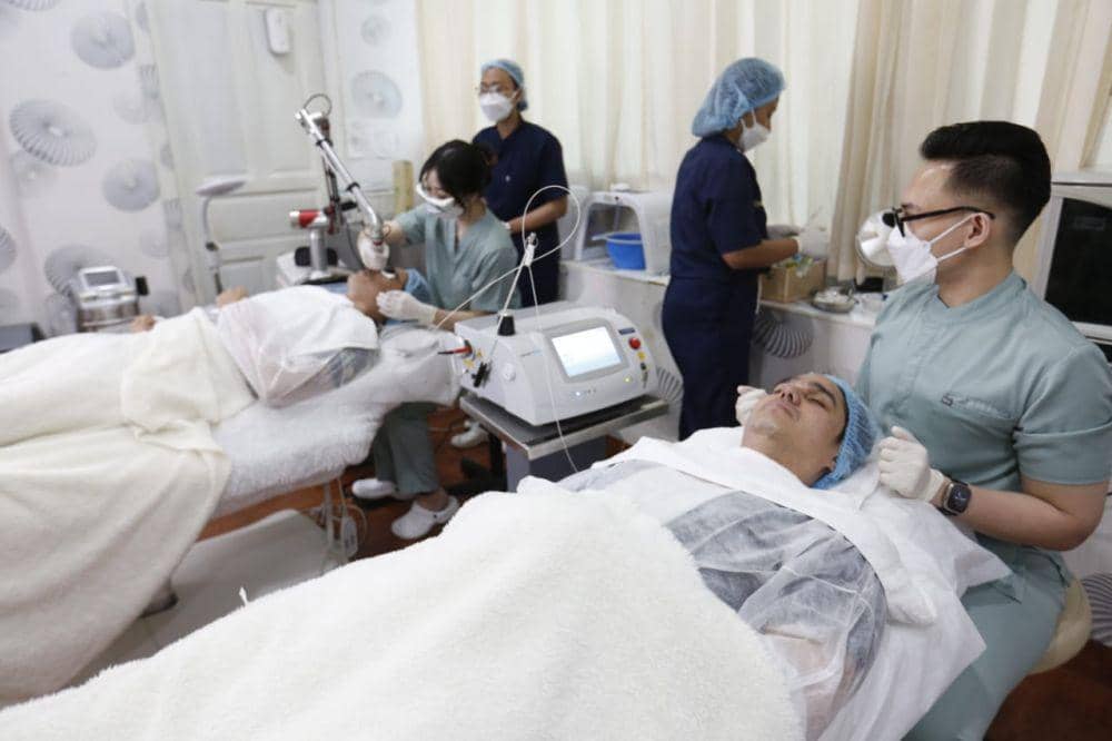 Mischa dan Marcel Chandrawinata saat melakukan perawatan di klinik Dermapro, Tanjung Duren. (Dok. Dermapro)