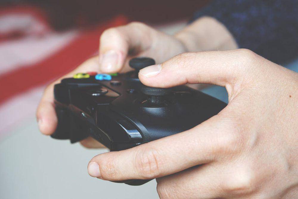 ilustrasi gamer (pexels.com/@anton-porsche)