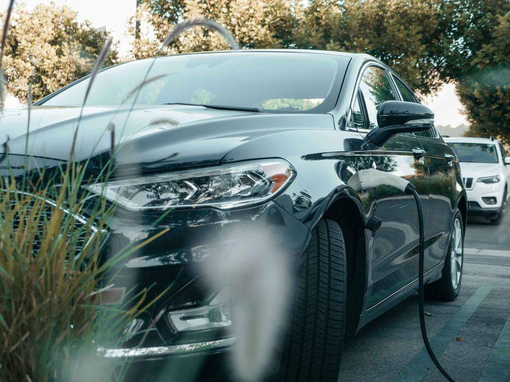 ilustrasi mobil hybrid (pexels.com/Kindel Media)