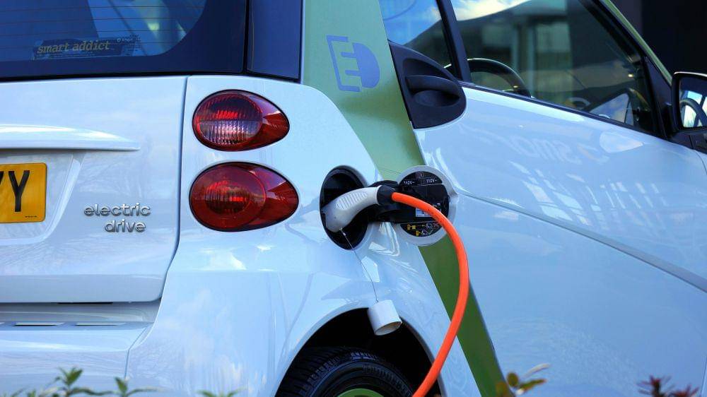 ilustrasi mobil hybrid (pexels.com/Mike Bird)