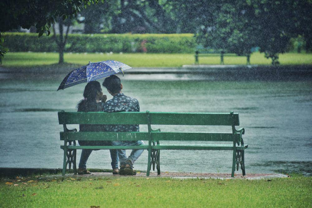 ilustrasi sepasang kekasih pergi ke taman saat hujan (pexels.com/Pratim Chattopadhyay)
