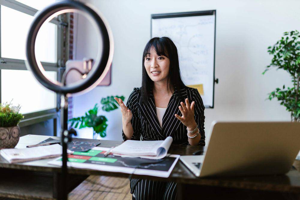 Ilustrasi perempuan sedang membuat vlog (pexels.com/RDNE Stock project)