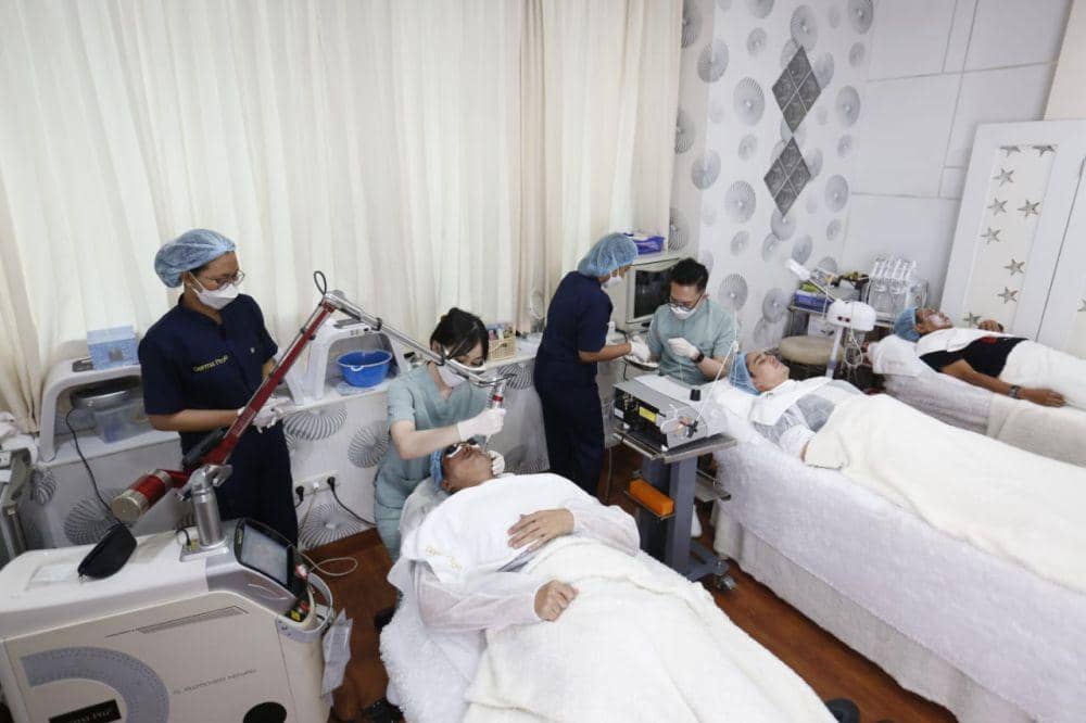 Mischa dan Marcel Chandrawinata saat melakukan perawatan di klinik Dermapro, Tanjung Duren. (Dok. Dermapro)