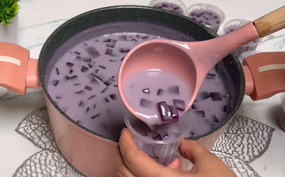 ilustrasi tuang puding ke dalam cup (YouTube.com/HOBI MASAK)