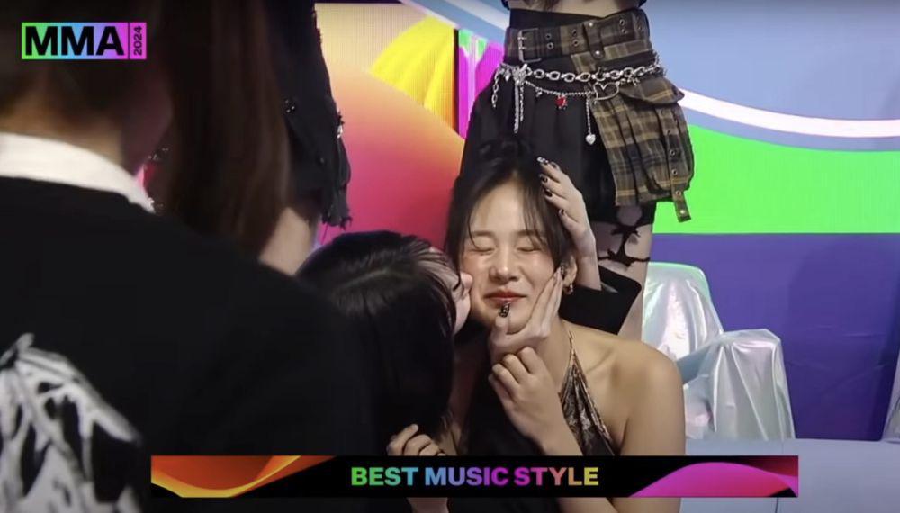 Fakta di Balik Momen Nakyoung tripleS Cium Pipi BiBi, Ada Perjanjian!