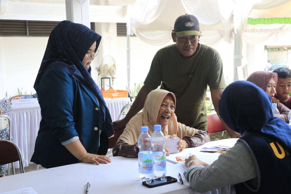 Lembaga Penelitian dan Pengabdian kepada Masyarakat (LPPM) Universitas Diponegoro (Undip) menggelar pengobatan dan pemeriksaan kesehatan gratis kepada warga Teluk Awur, Kecamatan Tahunan, Kabupaten Jepara, Provinsi Jawa Tengah, Minggu (1/12/2024). (dok. Undip)