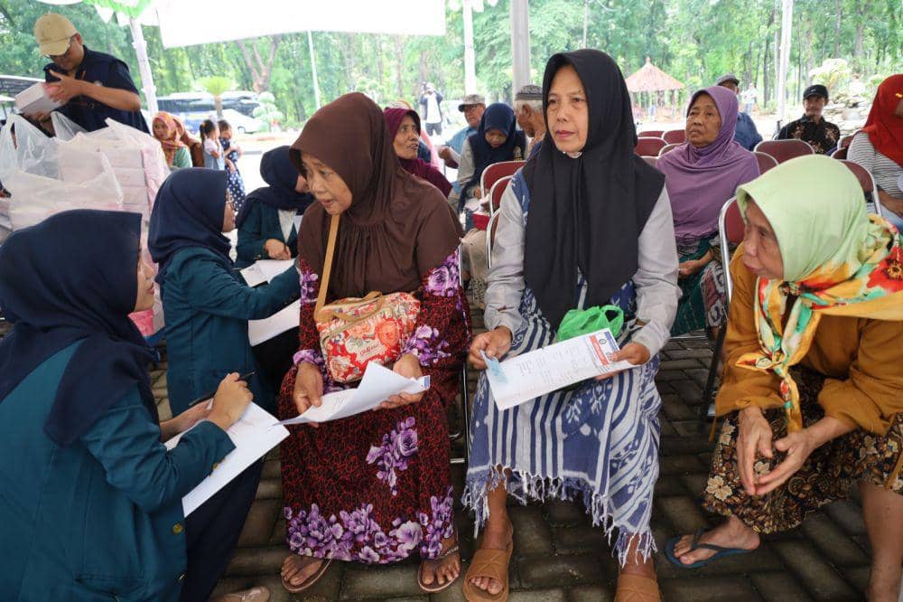 Lembaga Penelitian dan Pengabdian kepada Masyarakat (LPPM) Universitas Diponegoro (Undip) menggelar pengobatan dan pemeriksaan kesehatan gratis kepada warga Teluk Awur, Kecamatan Tahunan, Kabupaten Jepara, Provinsi Jawa Tengah, Minggu (1/12/2024). (dok. Undip)