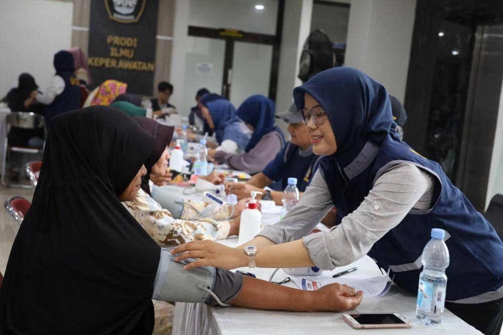 Lembaga Penelitian dan Pengabdian kepada Masyarakat (LPPM) Universitas Diponegoro (Undip) menggelar pengobatan dan pemeriksaan kesehatan gratis kepada warga Teluk Awur, Kecamatan Tahunan, Kabupaten Jepara, Provinsi Jawa Tengah, Minggu (1/12/2024). (dok. Undip)